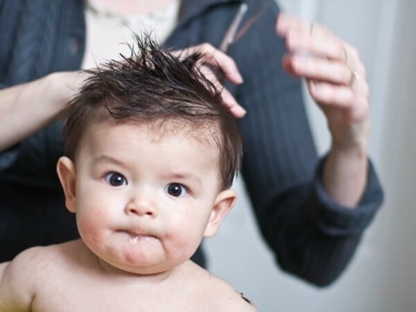 Hãy xem cách các chuyên gia cắt tóc bé trai bằng kéo để có một kiểu tóc mới, phong cách và đầy cuốn hút cho con bạn.