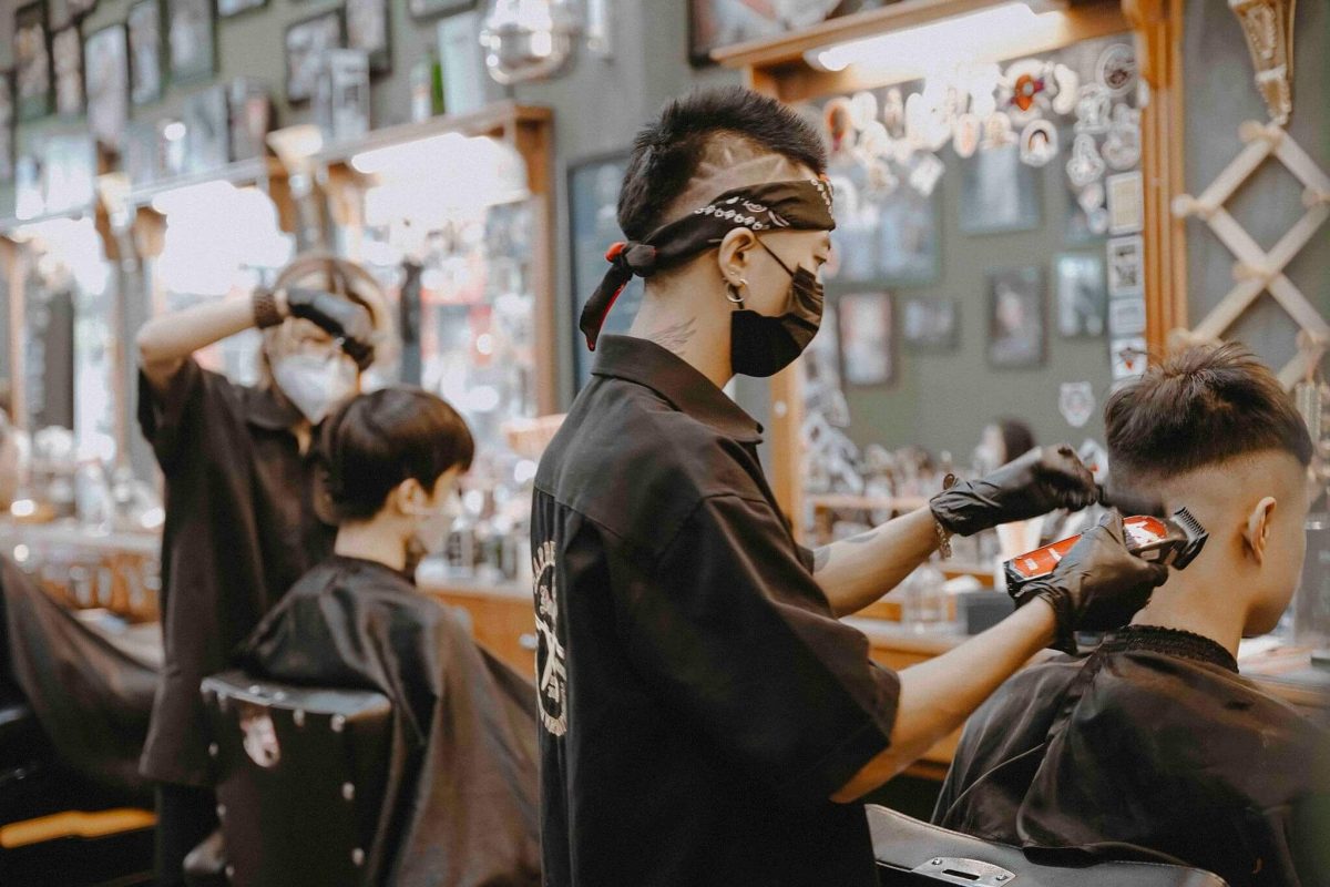 Với chất lượng dịch vụ và kinh nghiệm nhiều năm trong nghề, Bardy BarberShop đã trở thành điểm đến yêu thích của các quý ông khi muốn tìm kiểu tóc nam đẹp. Những chiếc lưỡi cạo tinh xảo, kỹ thuật cắt tỉa chuyên nghiệp và sản phẩm tóc chất lượng cao, tất cả đều được cung cấp tại đây. Hãy để chúng tôi giúp bạn trải nghiệm cảm giác sảng khoái và đẹp trai hơn với một kiểu tóc mới!