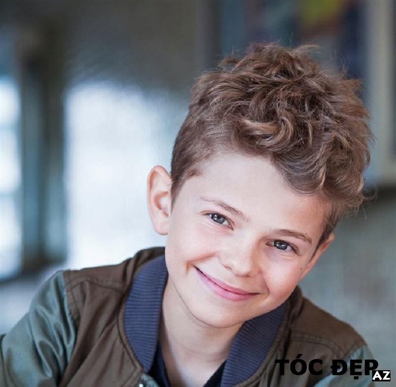 Xoăn tóc sẽ là lựa chọn tuyệt vời cho bé trai của bạn! Với những lọn tóc xoắn nhỏ, sự khác biệt của bé trai của bạn sẽ được thể hiện rõ ràng. Xem ngay những hình ảnh để tìm kiếm một số ý tưởng cho kiểu tóc của bé trai bạn.